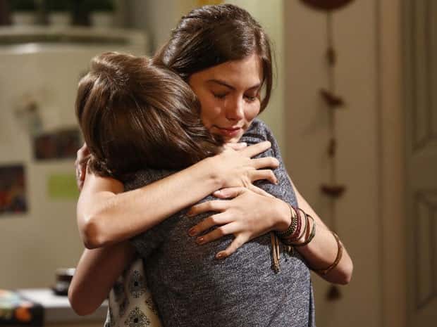 Bianca tenta convencer Karina que está arrependida (Foto: Raphael Dias/Gshow)