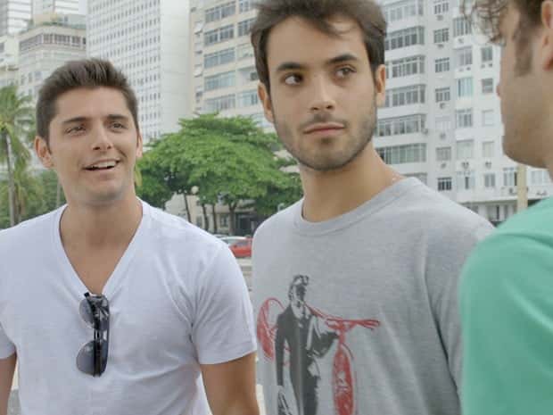 Ointrutor de slackline perde a paciência com os playboys (Foto: TV Globo)