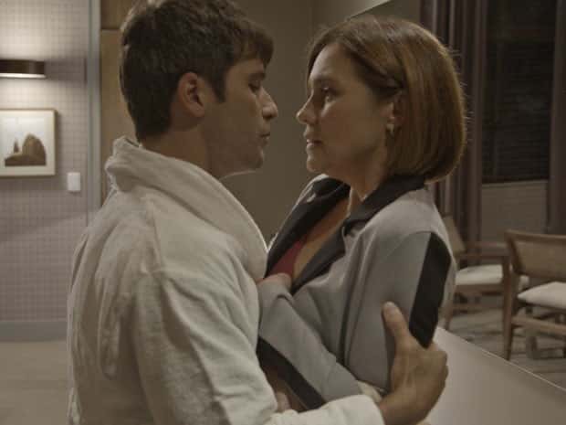 Bruno Gagliasso e Adriana Esteves em "Babilônia", mais ágil, novela tem melhor semana desde estreia