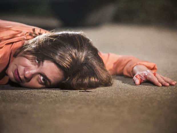 "Babilônia" acelerada: Inês leva tiro de Beatriz, mas resiste (Foto: Raphael Dias/Gshow)
