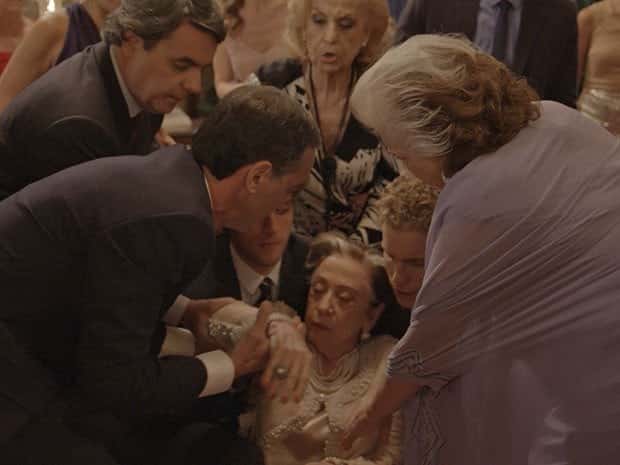 Teresa desmaia ao ver Lauro (Foto: TV Globo)