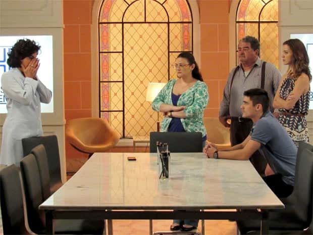 Cansada de tanta mentira, Laura põe Adriana contra a parede (Foto: Maria Clara Lima/ Gshow)