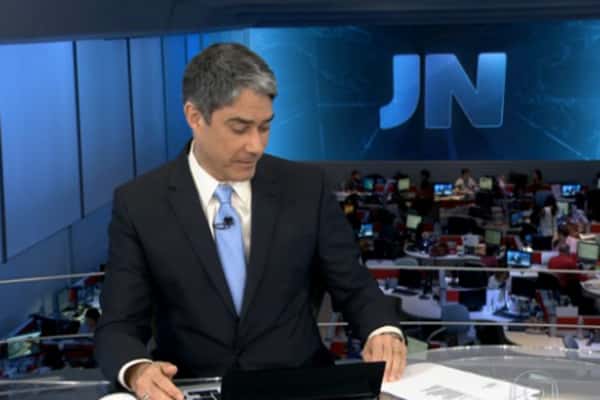 William Bonner respondeu usuários do Twitter ao vivo no JN (Foto reprodução)
