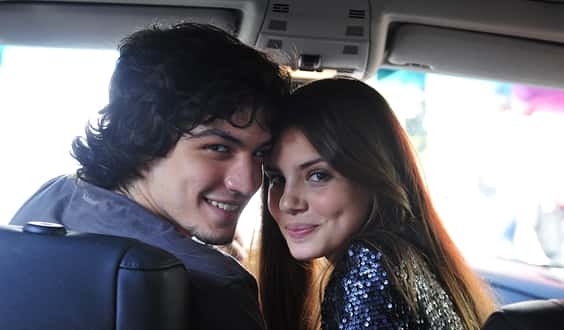 Guilherme (Gabriel Leone) e Arlete (Camila Queiroz) (Foto: Globo/Reinaldo Marques)