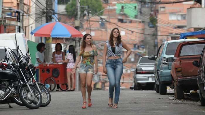 Mari (Bruna Marquezine) conversa com Danda (Tatá Werneck) pelas ruas de Paraisópolis (Foto: Globo/Zé Paulo Cardeal)
