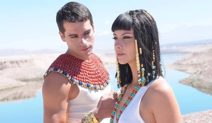 Moisés (Guilherme Winter) e Nefertari (Camila Rodrigues) em cena de "Os Dez Mandamentos" (Foto: Divulgação/Record)