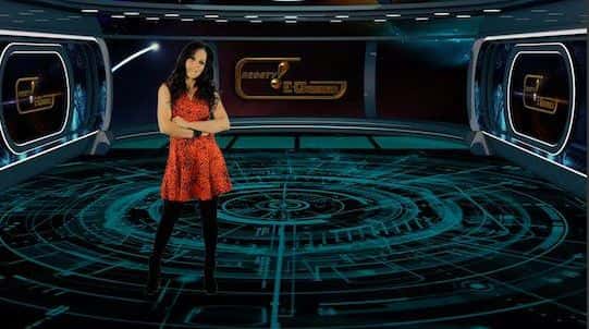 Carla Claudia apresenta o "E-Games" (Foto: Divulgação / RedeTV!)