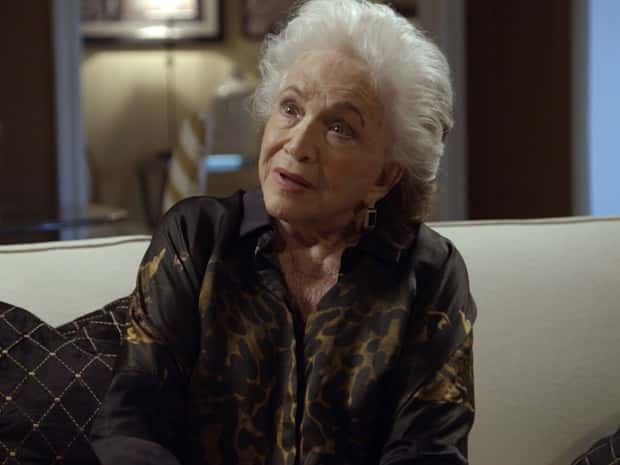 Regina fica desolada com a revelação de Estela (Foto: TV Globo)