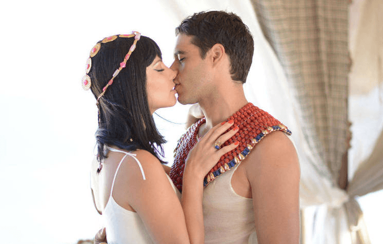 Nefertari (Camila Rodrigues) e Moisés (Guilherme Winter) em "Os Dez Mandamentos" (Foto: Divulgação/Record)