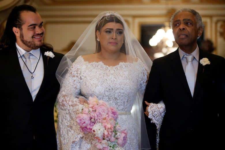 Preta Gil entrou na igreja com seu pai, Gilberto Gil (Foto: Divulgação)
