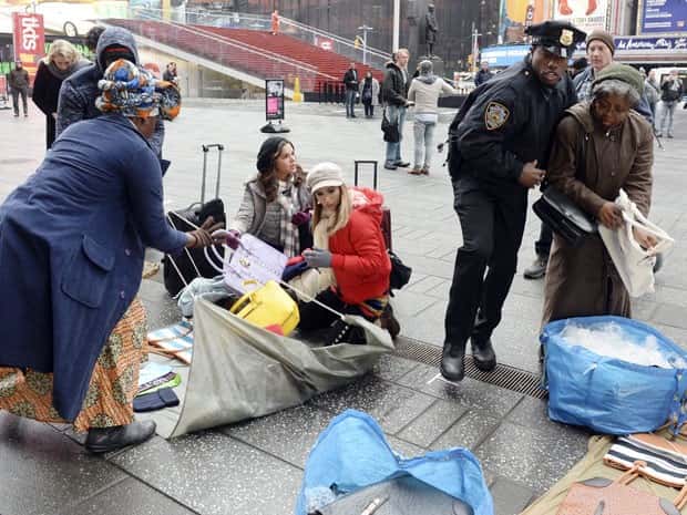 Enquanto as irmãs observam as bolsas, policiais aparecem recolhendo a mercadoria (Foto: Globo/Zé Paulo Cardeal)