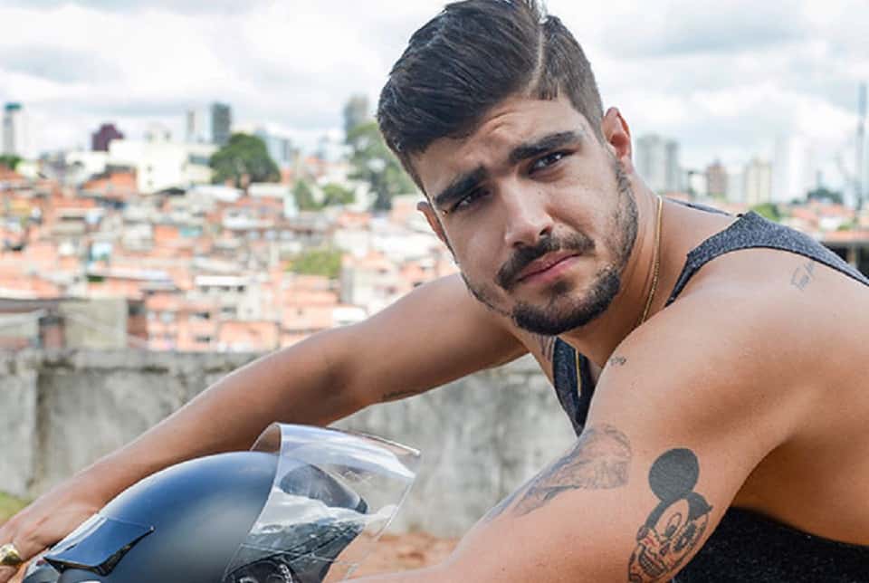 Caio Castro interpreta o Grego na novela (Foto: Divulgação)