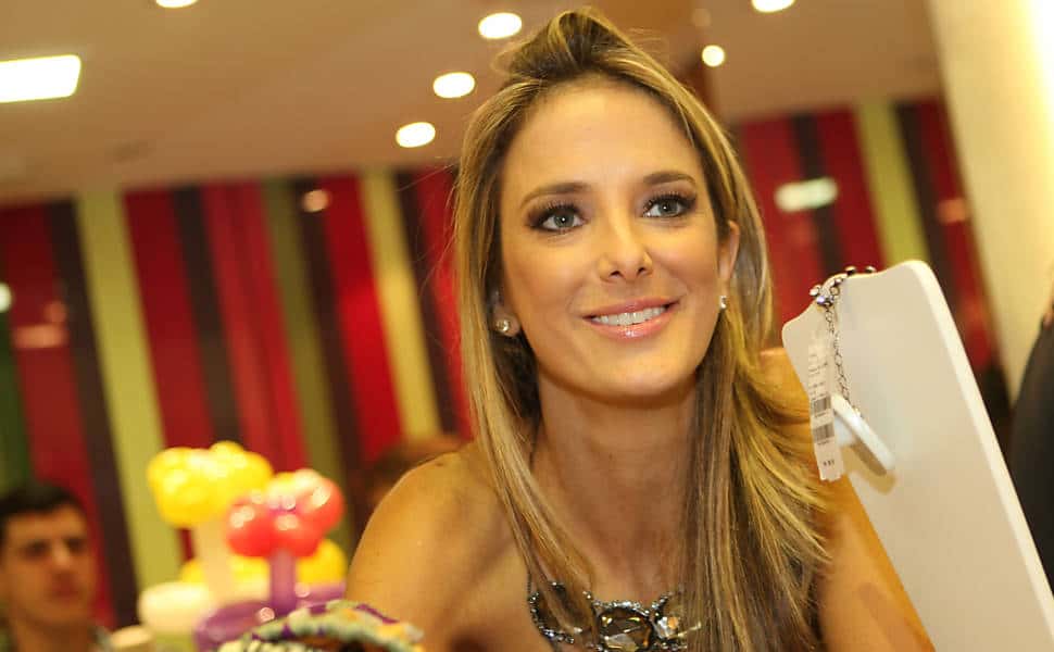 Ticiane Pinheiro comanda o "Programa da Tarde" (Foto: Divulgação)