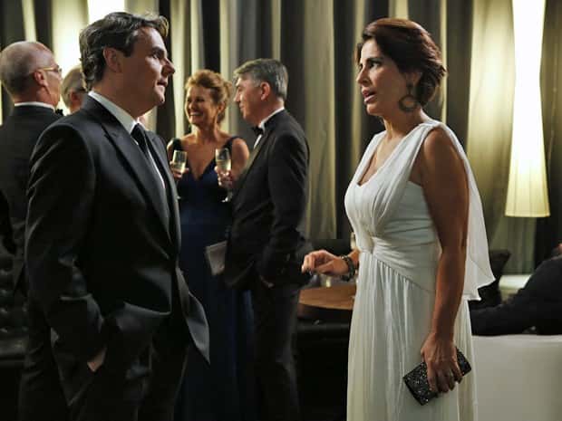 Beatriz fica indignada ao ver Evandro acompanhado de Alice (Foto: Ellen Soares / Gshow)