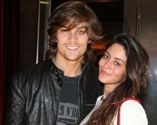 Raphael Sander posa com Carol Castro ( Foto Anderson Borde/AgNews)