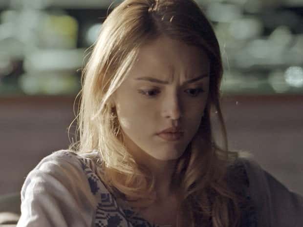 Júlia decide omitir viagem para Felipe (Foto: TV Globo)