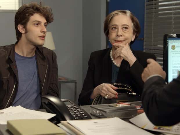 Teresa acompanha Rafael na delegacia (Foto: TV Globo)