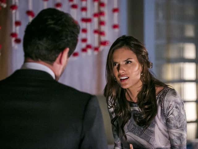 Alexandre (Rodrigo Lombardi) com Samia (Alessandra Ambrosio) (Foto: Globo/Paulo Belote)