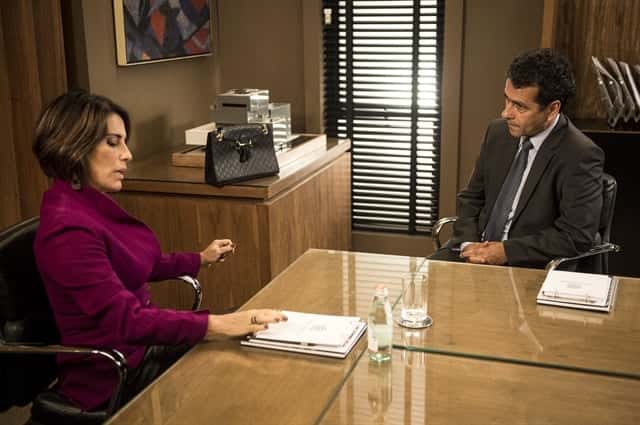 Aderbal (Marcos Palmeira) assina um documento diante de Beatriz (Glória Pires) (Foto: Globo/João Cotta)