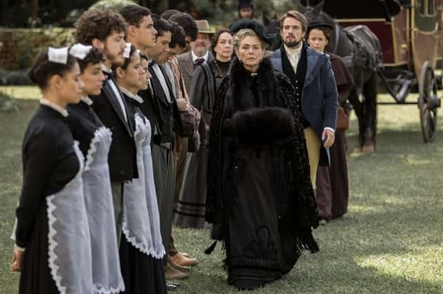 Condessa Vitória (Irene Ravache) é recebida por seus funcionários (Foto: Globo/ Fabio Rocha)