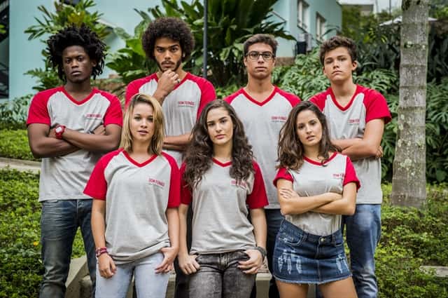 Alunos do colégio Dom Fernão. Na fileira das meninas, da esquerda para a direita: Jéssica (Laryssa Ayres), Júlia (Livian Aragão) e Fernanda (Amanda de Godoi). Na fileira dos meninos, da esquerda para a direita: Pedro (Enzo Romani), Filipe (Francisco Vitti), Arthur (Gabriel Kauffman)