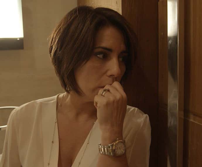 Beatriz ouve tiro e tem certeza de que Evandro está morto (Foto: TV Globo)