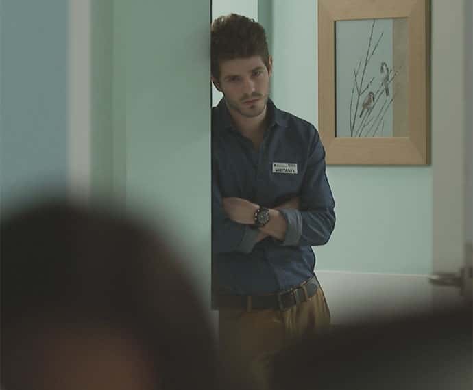 Benjamin flagra momento íntimo de Mari e Grego (Foto: TV Globo)