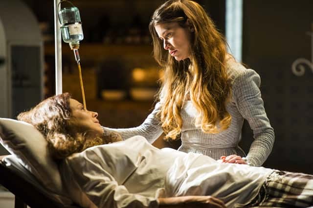 Emília (Ana Beatriz Nogueira) e Lívia (Alinne Moraes) (Foto: Globo/João Miguel Júnior)