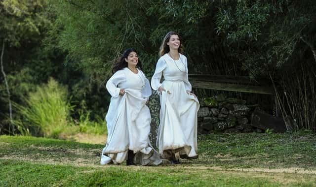 Lívia (Alinne Moraes) e Rita (Daniela Fontan) chegando na festa da colheita (Foto: Globo/Estevam Avellar)