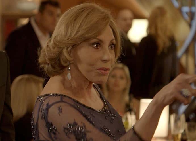 Consuelo perde a compostura e ofende Teresa (Foto: Divulgação)