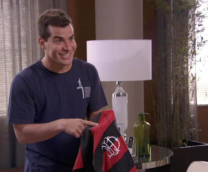 Diogo fica feliz com o presente (Foto: TV Globo)