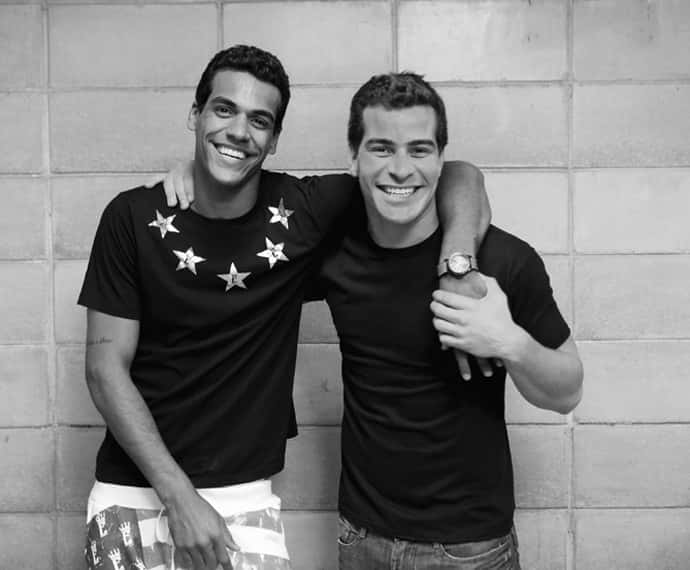 Marcello Melo Jr. e Thiago Martins aproveitam pausa nas gravações para comemorar (Foto: Isabella Pinheiro/Gshow)