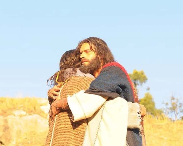 Cena em que Arão e Moisés se reencontram em"Os Dez Mandamentos" estava prevista para esta quarta (29), mas foi ao ar nesta quinta-feira (30) (Foto: Divulgação)