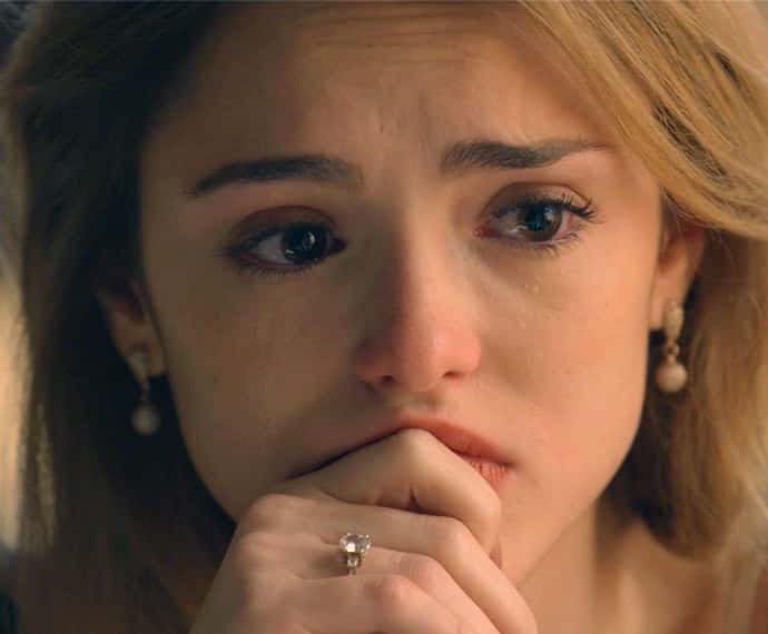 Júlia chora durante desabafo com Laila (Foto: TV Globo)