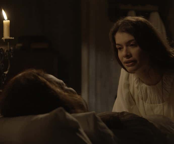 Lívia cobra explicações da mãe (Foto: TV Globo)