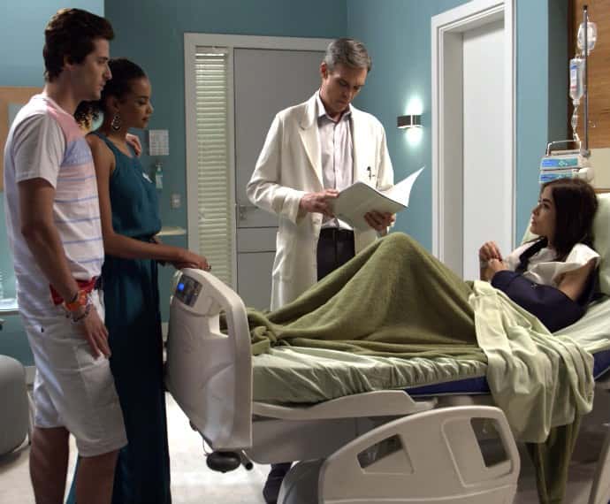 Margot fica mais tranquila ao saber que só machucou o braço durante a queda (Foto: TV Globo)