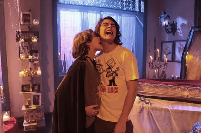 Pedro (Rafael Vitti) e Karina (Isabella Santoni) na cena da FanFic de terror (Foto: Globo / Divulgação)
