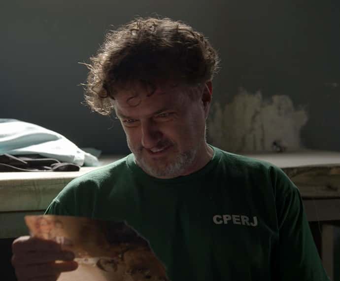 Osvaldo não gosta de ver Valeska na revista (Foto: TV Globo)