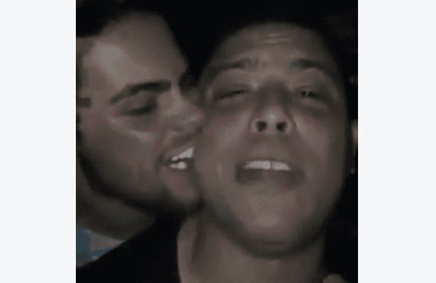 Alvarinho, filho de Álvaro Garnero dá beijos e mordidas em Ronaldo (Foto: Reprodução / Youtube)