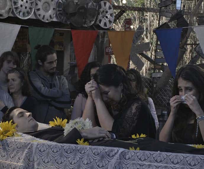Claudete e Mirela choram a morte do amado (Foto: TV Globo)