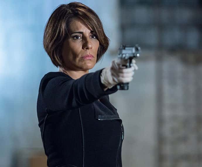 Beatriz aponta arma para Regina (Foto: Fabio Rocha/Gshow)