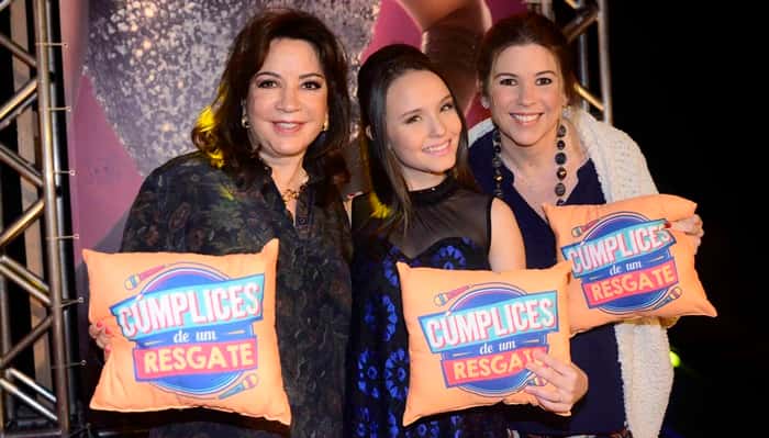 Daniela Beytuti à direita, com Larissa Manoela e Íris Abravanel na festa de estreia de "Cúmplices de Um Resgate" (Foto: Leo Franco/ SBT)
