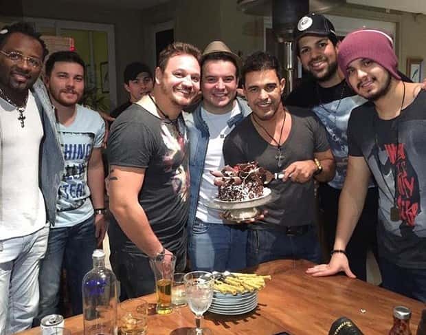 Zezé Di Camargo ao lado dos amigos (Foto: Reprodução)