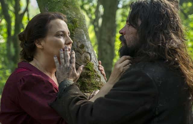 Emília (Ana Beatriz Nogueira) olhando para a árvore, cantarolando uma canção. Bernardo (Felipe Camargo) aparece para Emília e ela estremece (Foto: Globo/Estevam Avellar)