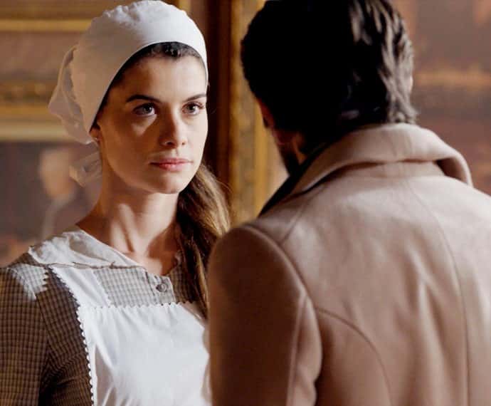 Lívia fica sem graça com as insinuações de Felipe (Foto: TV Globo)