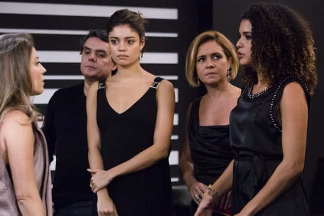 Vera ( Maíra Charken ) e Zé ( Antonio Gonzales ) observam o ambiente.Na foto, Alice (Sophie Charlotte), Inês (Adriana Esteves) e Evandro (Cássio Gabus Mendes) (Foto: Globo/Tata Barreto)