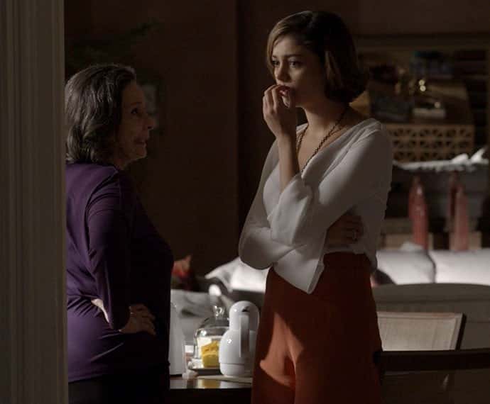 Tia Celina abre o bico e deixa Alice chocada! (Foto: TV Globo)