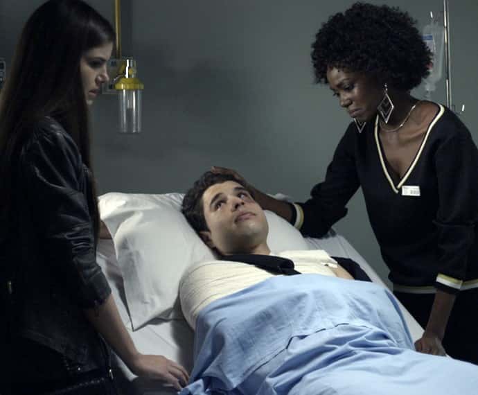Pressionada por Fanny, Lyris procura Edgard e Angel para contar a verdade (Foto: TV Globo)