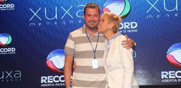 Mariozinho Vaz ganha um abraço da apresentadora coletiva do programa e garante: "Não tem muito mistério dirigir a Xuxa porque ela é minha amiga" Mariozinho Vaz ganha um abraço da apresentadora coletiva do programa e garante: "Não tem muito mistério dirigir a Xuxa porque ela é minha amiga" (Graça Paes/Photo Rio News)