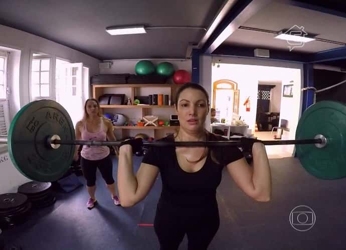 Patrícia Poeta levanta peso no "É de Casa"... (Foto: Reprodução/TV Globo)